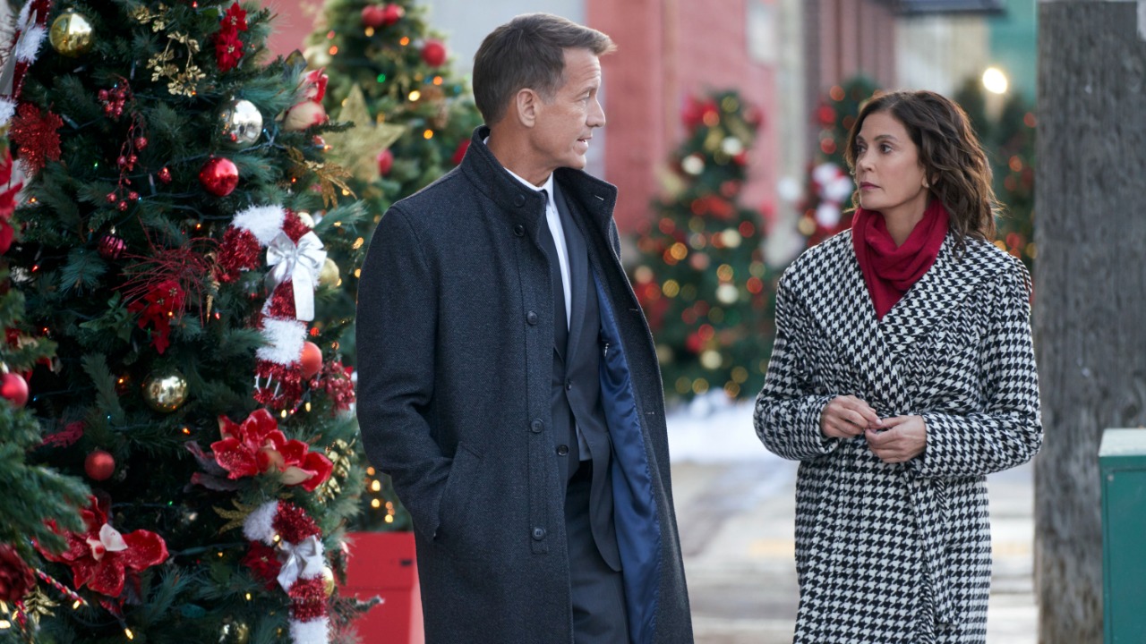 Voici les premières images du film de Noël avec Teri Hatcher et James